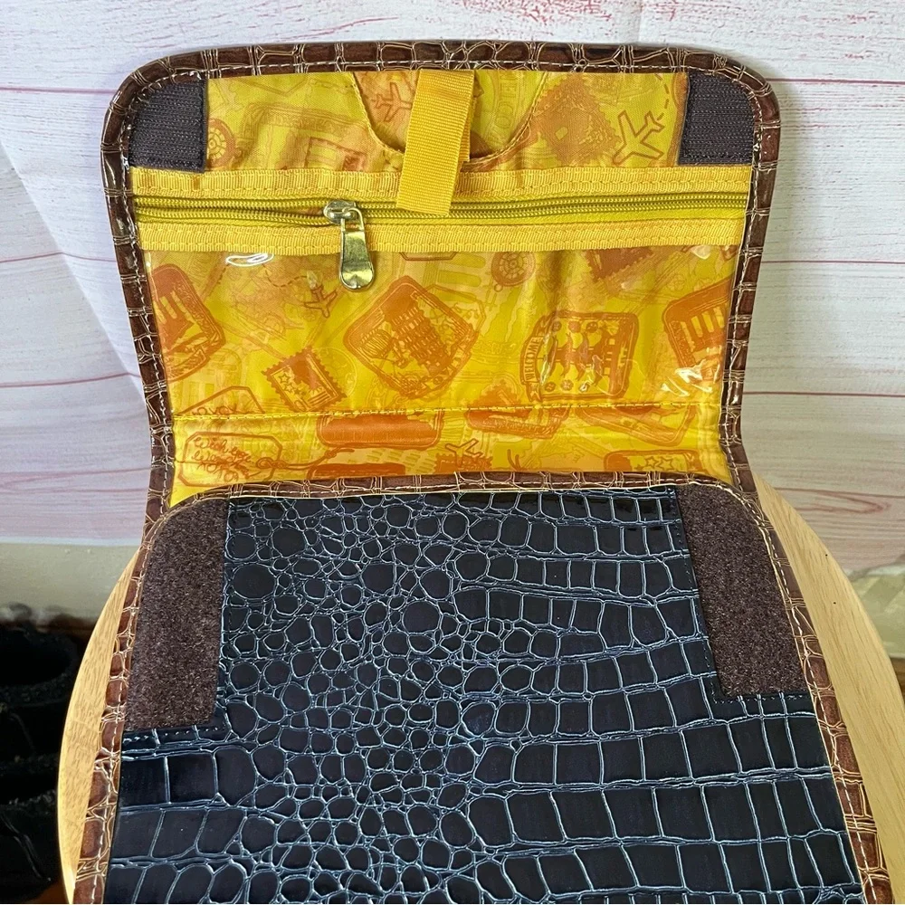 Samantha Brown trifold velcro’s